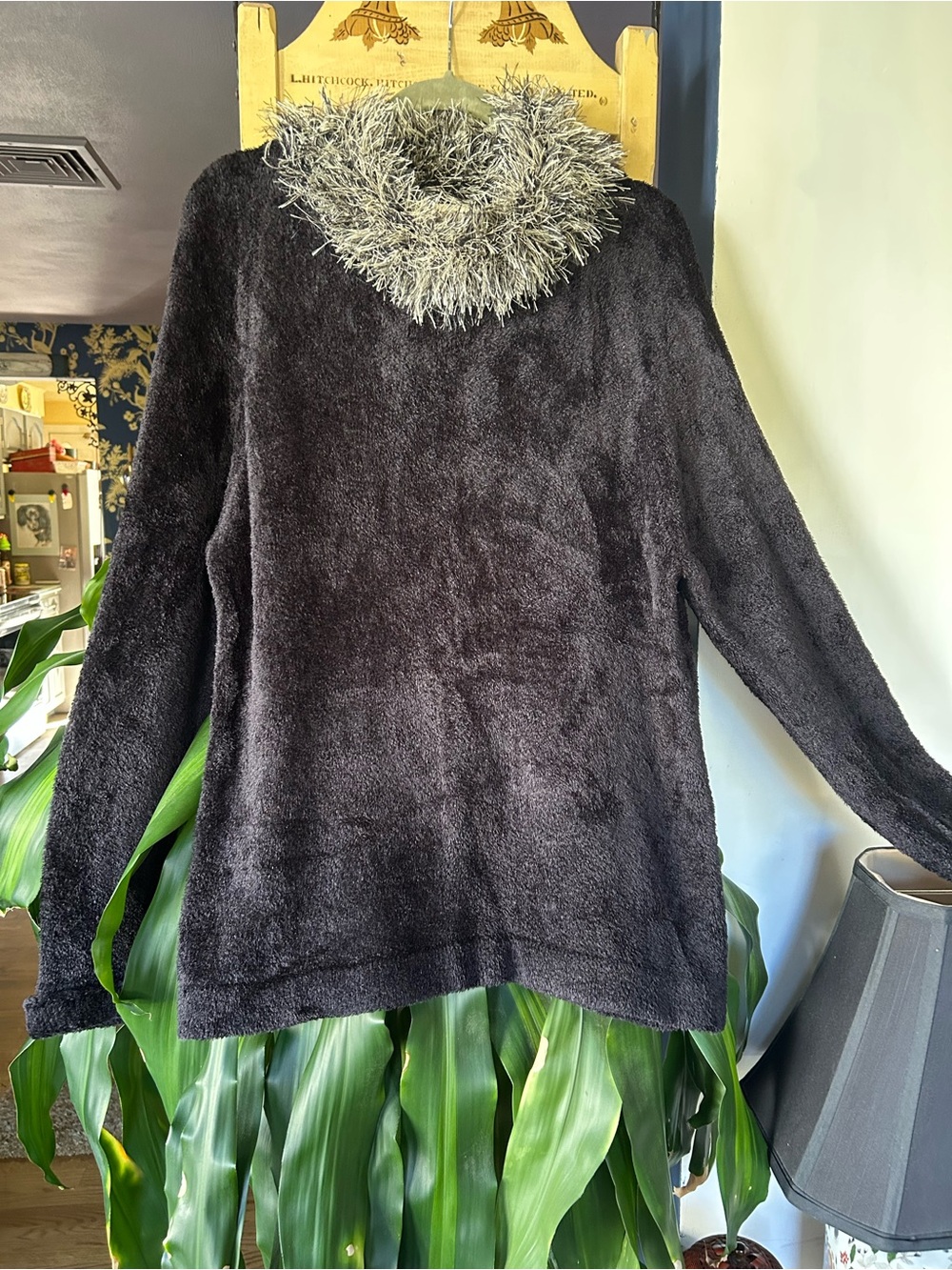 Cozy Black Plush Crew Sweater with Contrasting Faux-Fur Collar